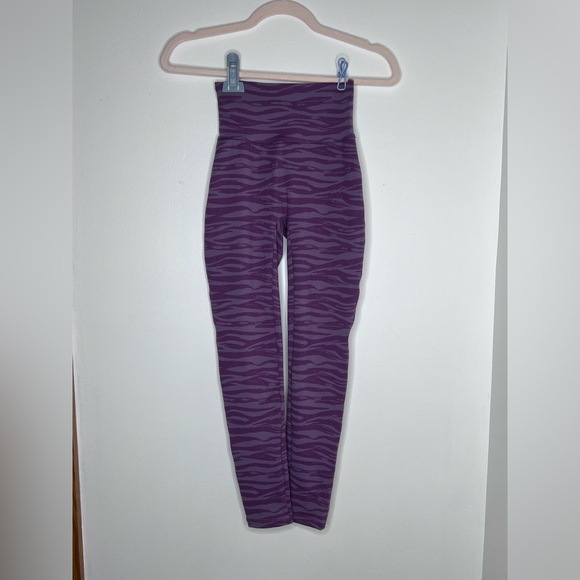 EUC BOMBSHELL SPORTSWEAR SEXY BACK LEGGING, ORCHID SIZE SMALL **sold out online! - Picture 6 of 11